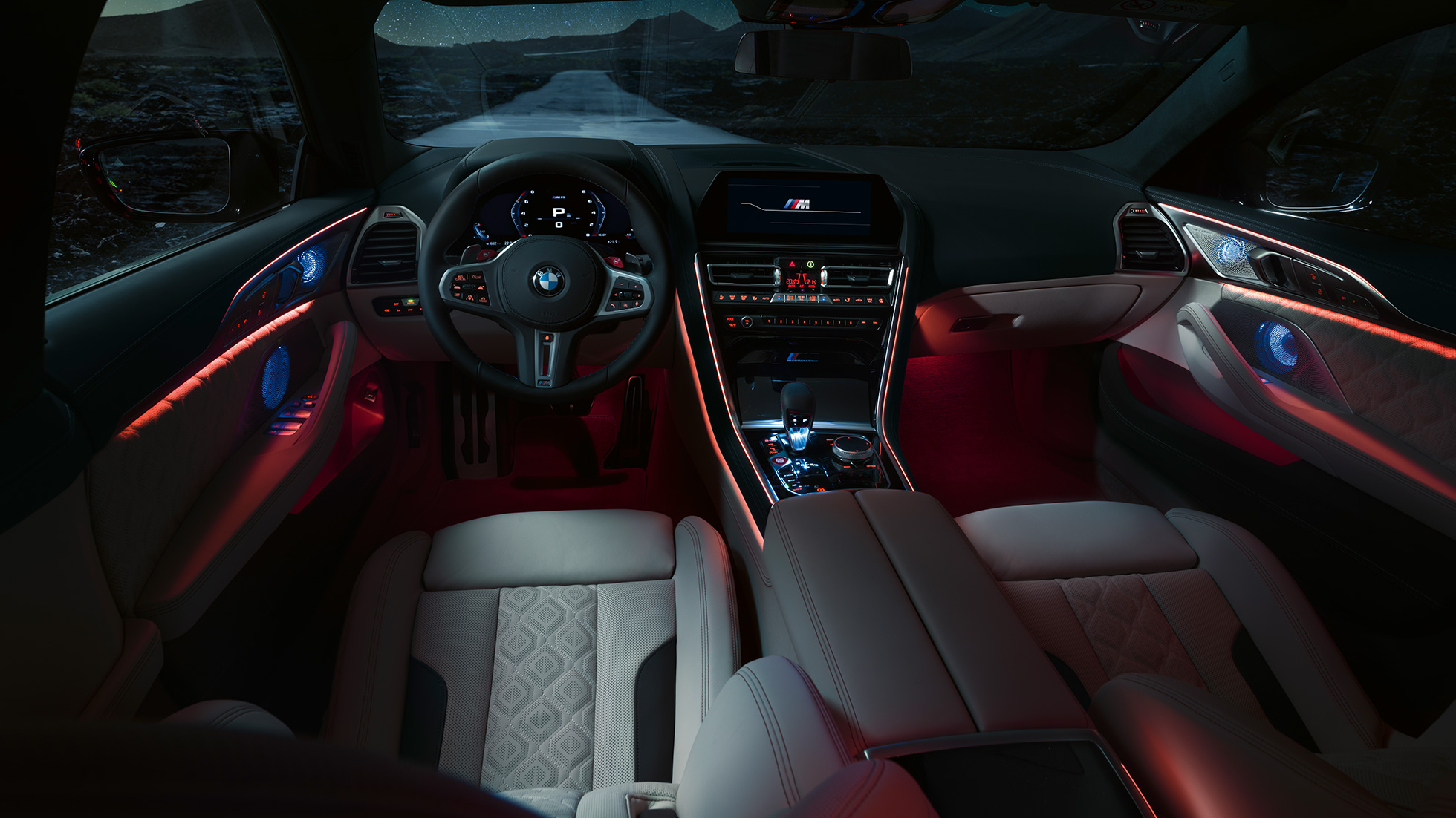 BMW M8 Competition Гран Купе интериор BMW M8 Competition Гран Купе с М Спортни седалки F93 2020 интериор