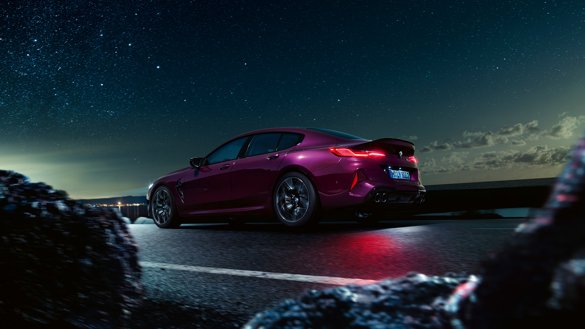 BMW M8 Competition Гран Купе, три четвърти изглед отзад от ниска гледна точка BMW M8 Competition Гран Купе F93 2020 BMW Individual Ametrine metallic, три четвърти изглед отзад от ниска гледна точка