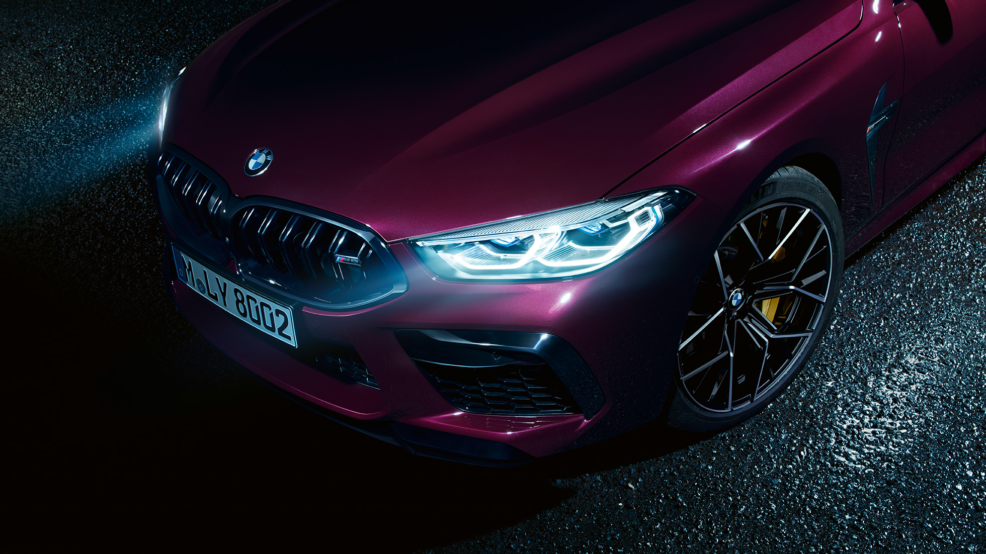BMW M8 Competition Гран Купе, снимка отблизо отпред отстрани BMW M8 Competition Гран Купе с BMW Лазерни светлини F93 2020 BMW Individual Ametrine metallic, снимка отблизо отпред отстрани
