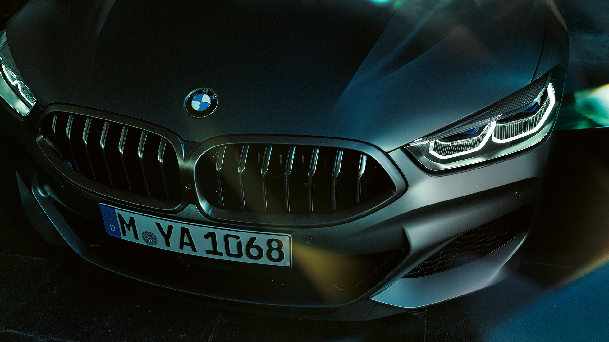 Двойна бъбрековидна радиаторна решетка BMW M850i xDrive Гран Купе Двойна бъбрековидна радиаторна решетка BMW M850i xDrive Гран Купе G16 2019 BMW Individual Frozen Bluestone metallic, снимка отблизо отпред