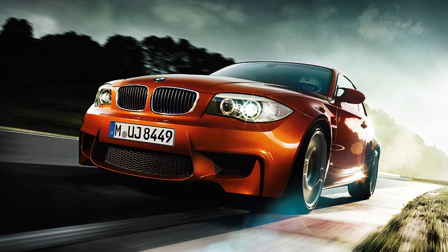 BMW Серия 1 M Купе E82 три четвърти изглед отпред в движение по пътя BMW M модели BMW Серия 1 M Купе E82 три четвърти изглед отпред в движение по пътя