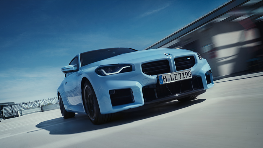 BMW M2 G87 изглед отпред в движение по пътя BMW M модели BMW M2 G87 изглед отпред в движение по пътя