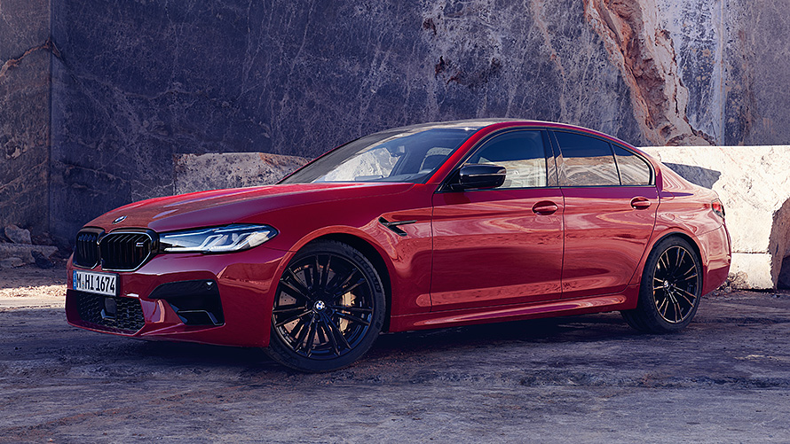BMW M5 F90 три четвърти изглед отпред при движение по пътя BMW M модели BMW M5 F90 три четвърти изглед отпред при движение по пътя