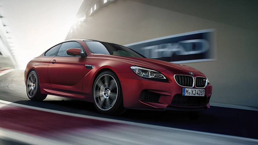 BMW M6 F13 три четвърти изглед отстрани при движение по пътя BMW M модели BMW M6 F13 три четвърти изглед отстрани при движение по пътя
