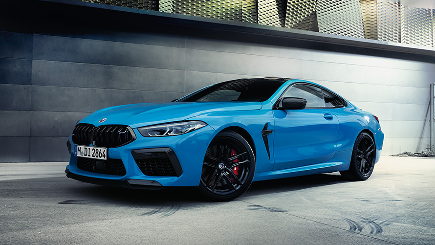 BMW M8 F92 три четвърти изглед отзад в покой с модел BMW M модели BMW M8 F92 три четвърти изглед отзад в покой с модел