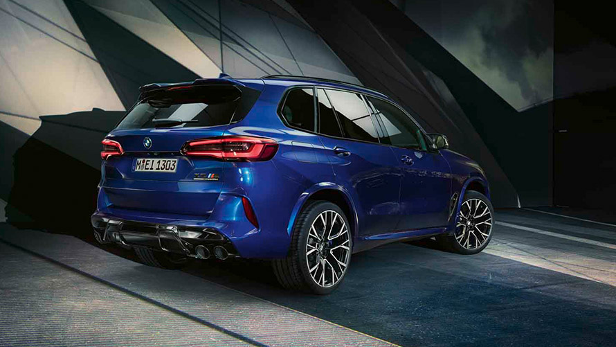 BMW X5 M F95 три четвърти изглед отзад в покой BMW M модели BMW X5 M F95 три четвърти изглед отзад в покой