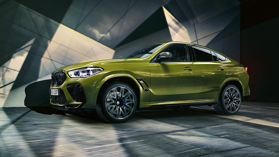 BMW X6 M F96 Dreiviertel-Seitenansicht stehend BMW M модели BMW X6 M F96 три четвърти изглед отстрани в покой