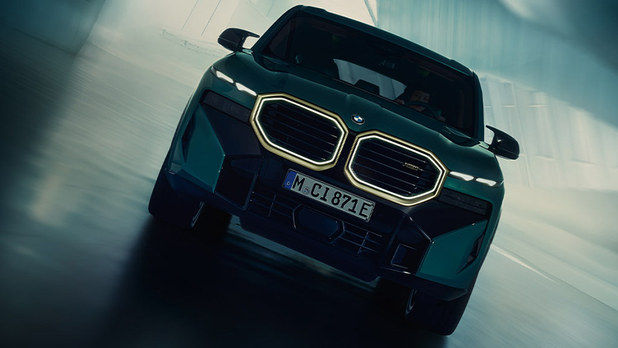 BMW XM G09 изглед отпред в движение по пътя BMW модели BMW XM G09 изглед отпред в движение по пътя