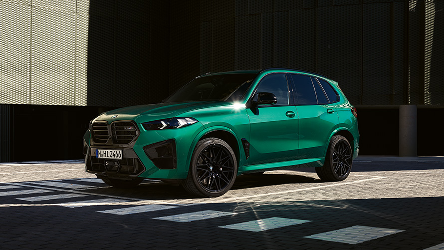 BMW X5 M F95 три четвърти изглед отзад в покой BMW M модели BMW X5 M F95 три четвърти изглед отзад в покой