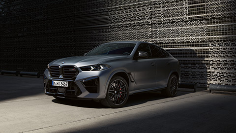 BMW X6 M F96 Dreiviertel-Seitenansicht stehend BMW M модели BMW X6 M F96 три четвърти изглед отстрани в покой