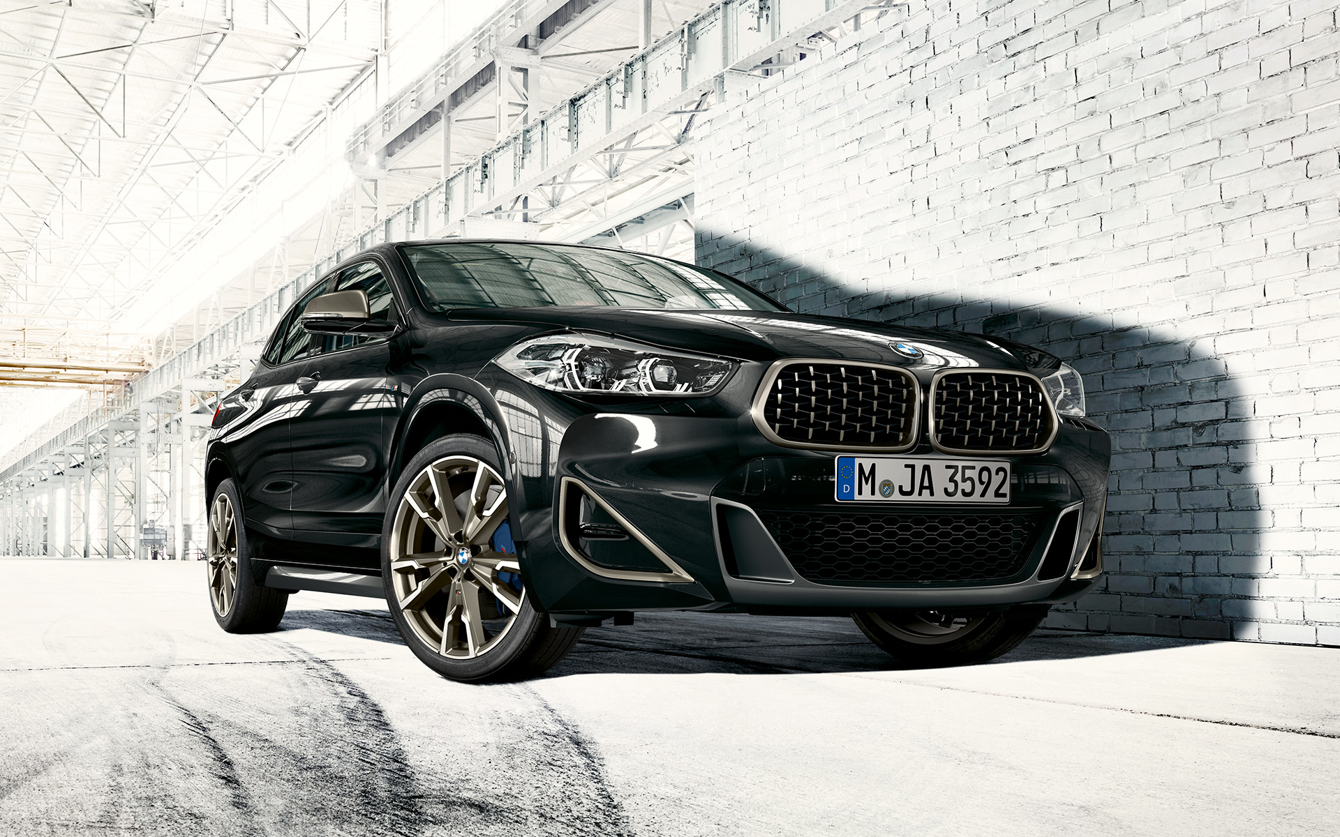 BMW бъбрековидна решетка BMW X2 M35i (F39) Black Sapphire Metallic три четвърти изглед отпред в покой
