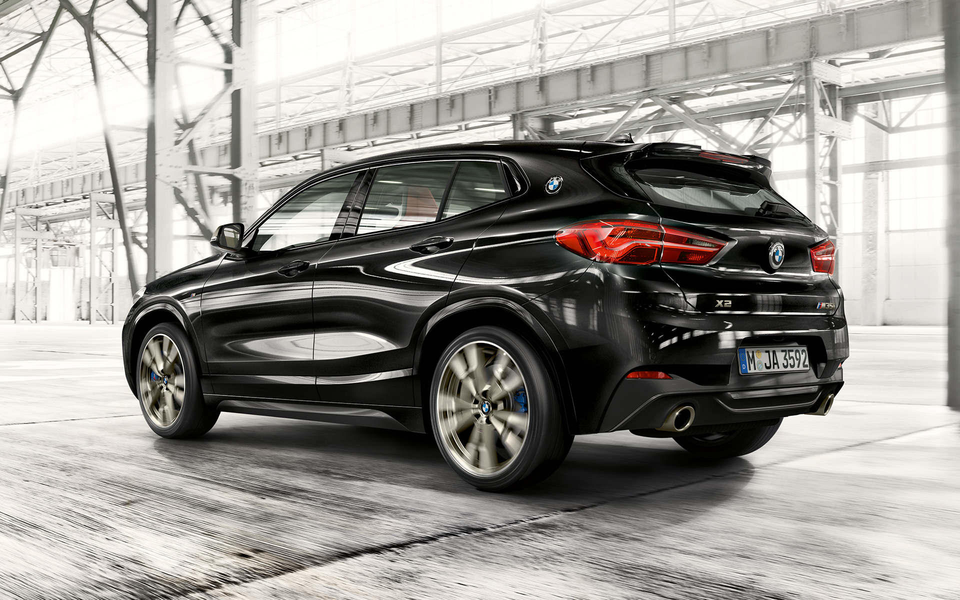 М заден спойлер BMW X2 M35i (F39) Black Sapphire Metallic три четвърти изглед отзад в движение