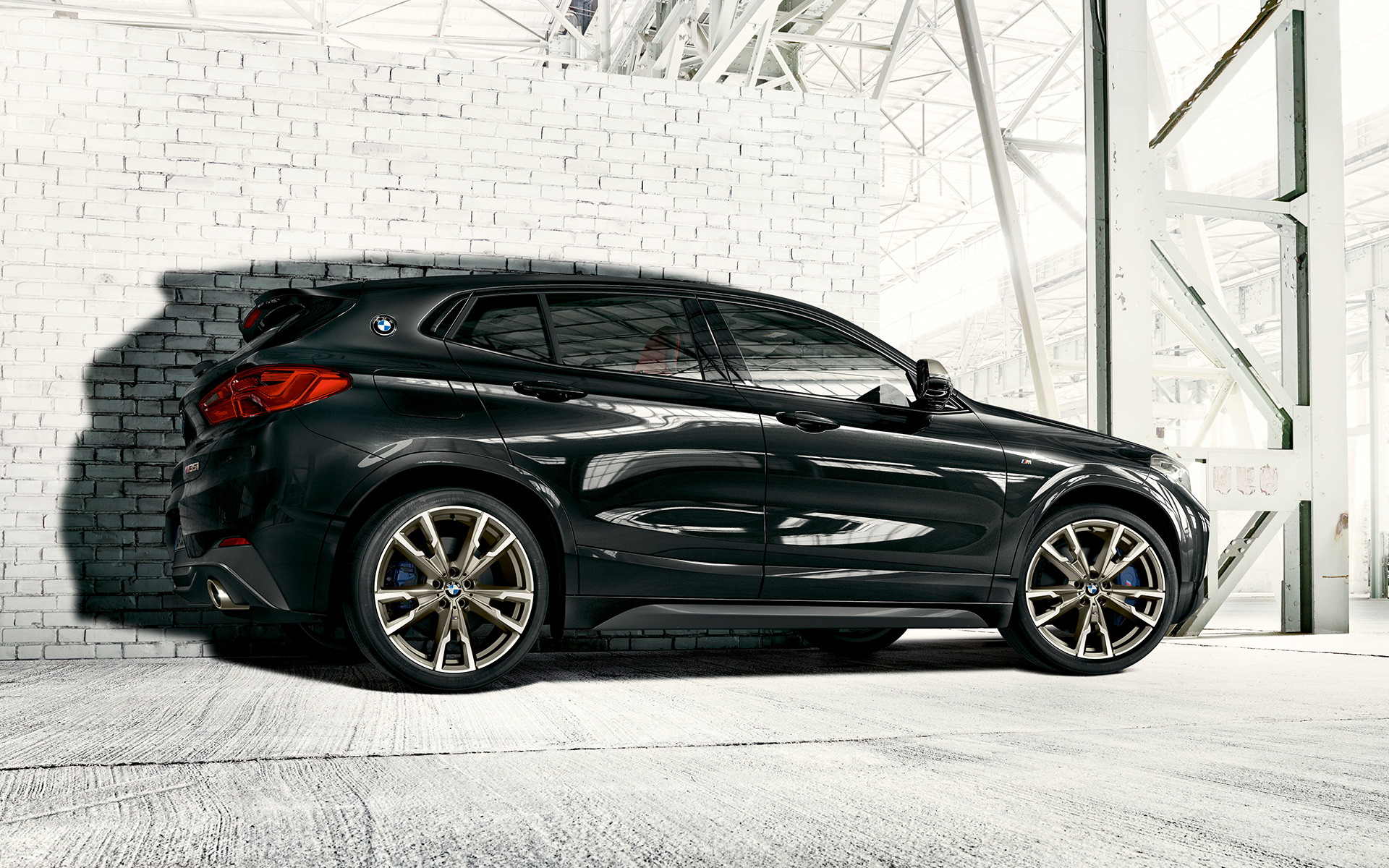 М алуминиеви джанти X2 M35i (F39) Black Sapphire Metallic изглед отстрани в покой