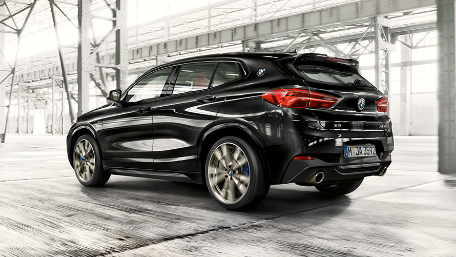BMW X2 M35i (F39) Black Sapphire Metallic три четвърти изглед отзад в движение BMW X2 M35i (F39) Black Sapphire Metallic три четвърти изглед отзад в движение