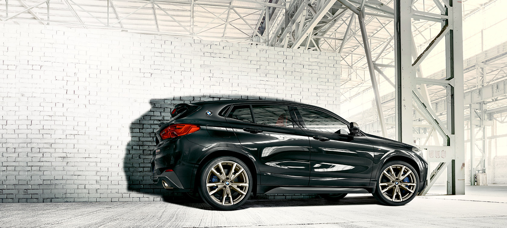 Изглед отстрани BMW X2 M35i (F39) Изглед отстрани BMW X2 M35i (F39) Black Sapphire Metallic