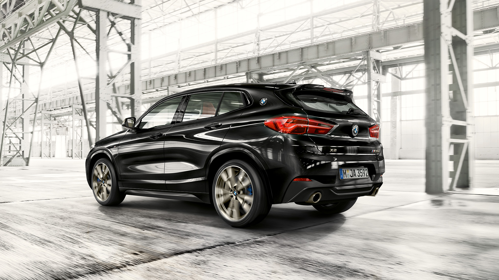 Динамика на управлението BMW X2 M35i Динамика на управлението BMW X2 M35i Sapphire Black metallic F39 2018 три четвърти изглед отзад