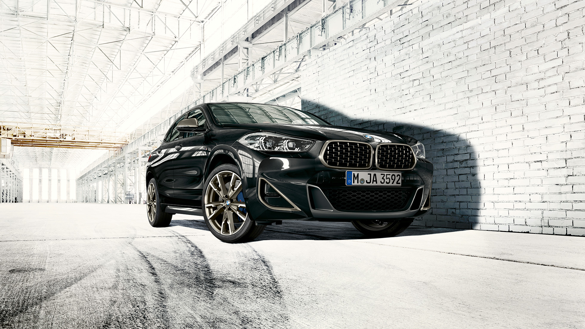 Двойна бъбрековидна радиаторна решеткаBMW X2 M35i BMW двойна бъбрековидна радиаторна решетка BMW X2 M35i Sapphire Black metallic F39 три четвърти изглед отпред