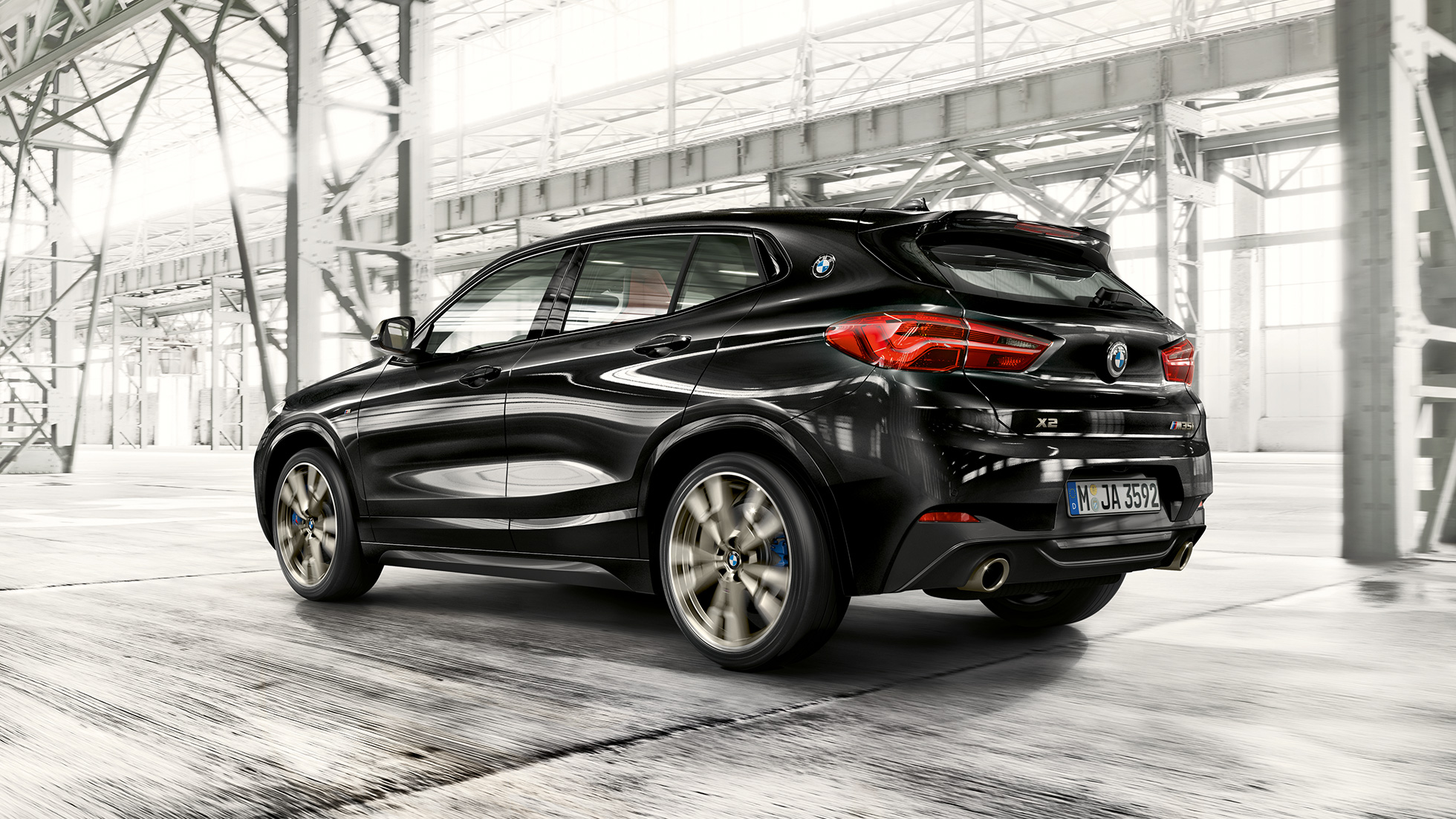 M заден спойлер BMW X2 M35i М заден спойлер BMW X2 M35i Sapphire Black metallic F39 три четвърти изглед отзад