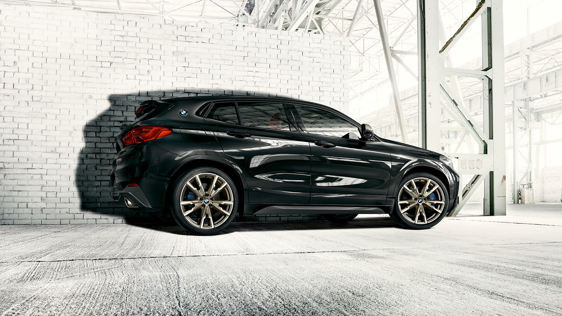 М алуминиеви джанти BMW X2 M35i М алуминиеви джанти BMW X2 M35i Sapphire Black metallic F39 изглед отстрани
