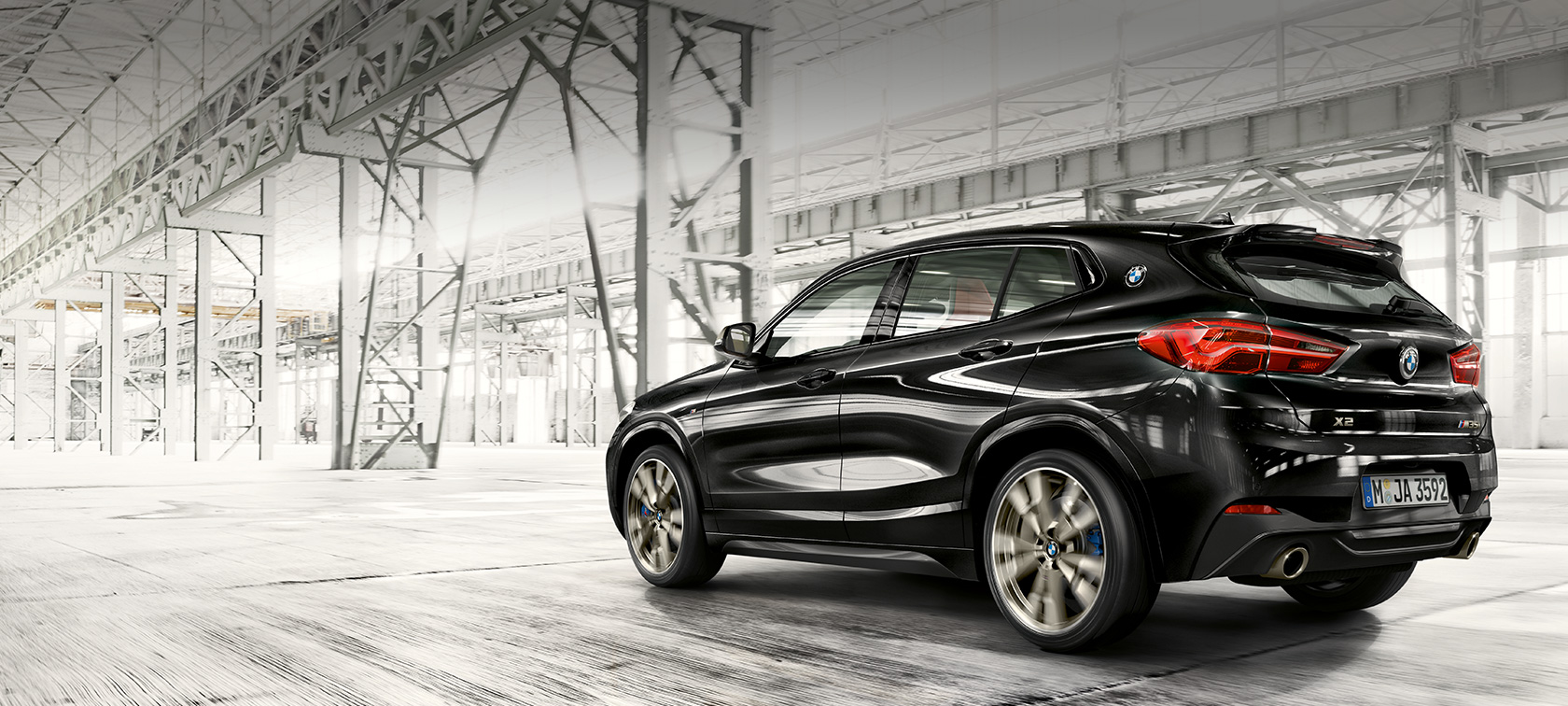 Три четвърти изглед отзад BMW X2 M35i BMW X2 M35i Sapphire Black metallic F39 три четвърти изглед отзад