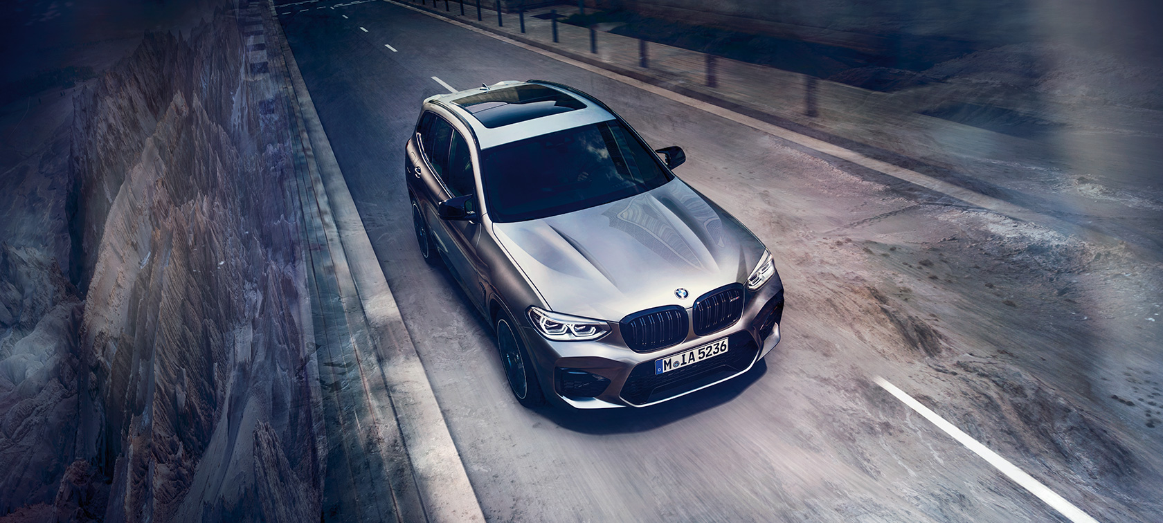 BMW X3 M Competition, изглед от „птичи поглед“. BMW X3 M Competition в цвят Donington Grey metallic, екстериор, изглед отпред от „птичи поглед“.