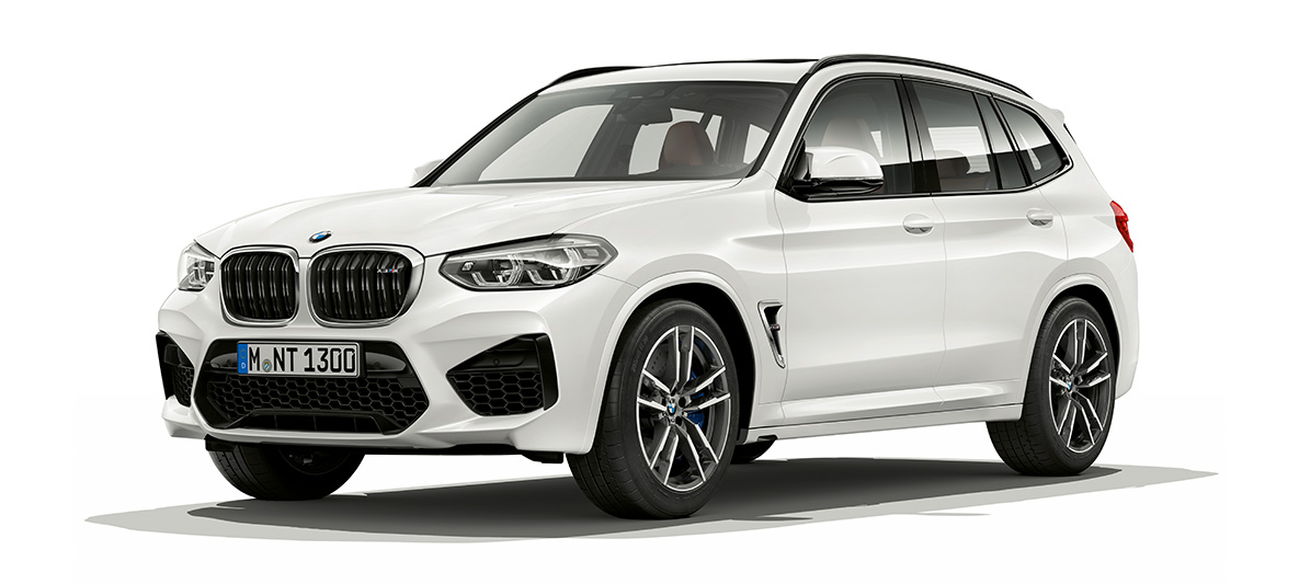 BMW X3 M, три четвърти изглед отстрани. BMW X3 M в цвят Alpine White, екстериор, три четвърти изглед отстрани.