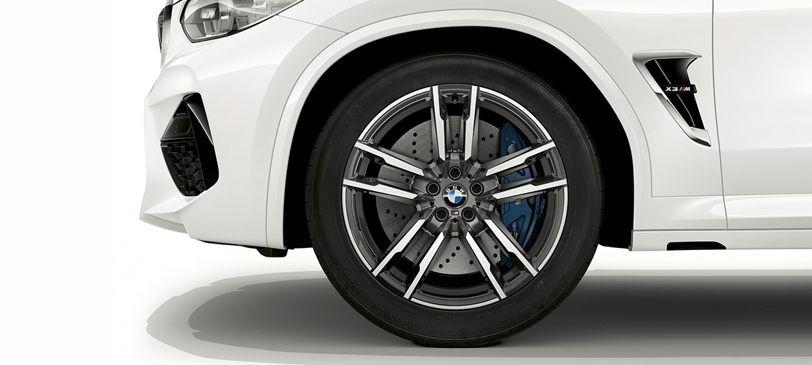 BMW X3 M, 20-инчови М алуминиеви джанти в цвят Orbit Grey. BMW X3 M в Alpine White, екстериор, 20-inch M алуминиеви джанти в Orbit Grey.