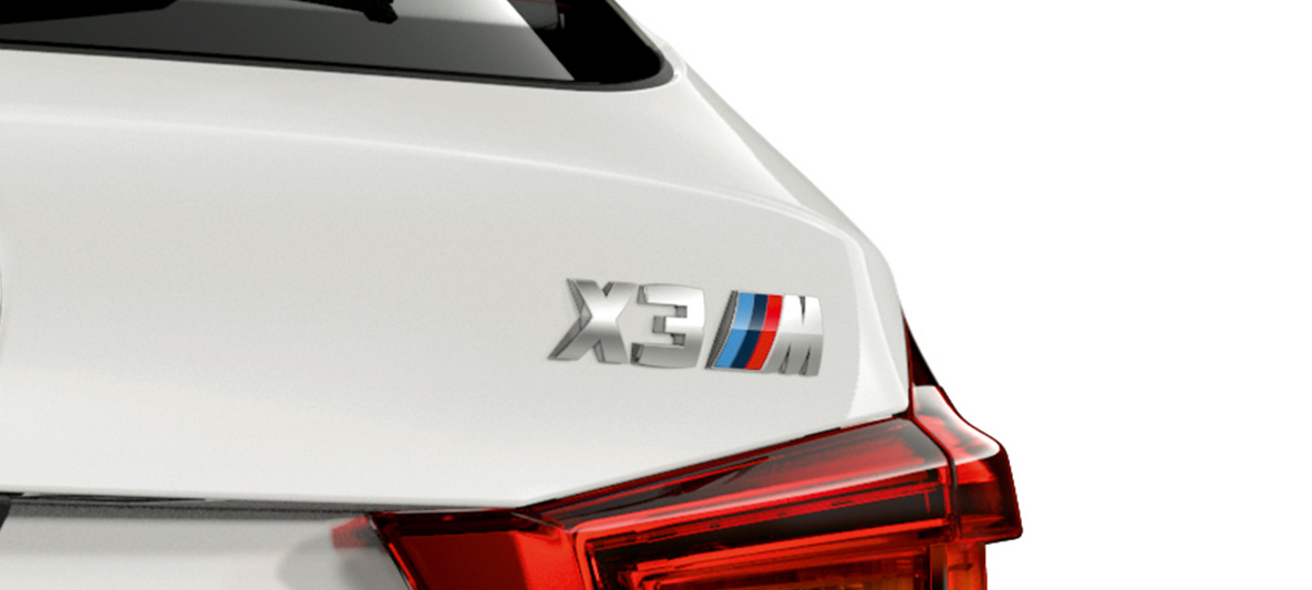 BMW X3 M, означение на модела. BMW X3 M в цвят Alpine White, екстериор, задна част с означение на модела.