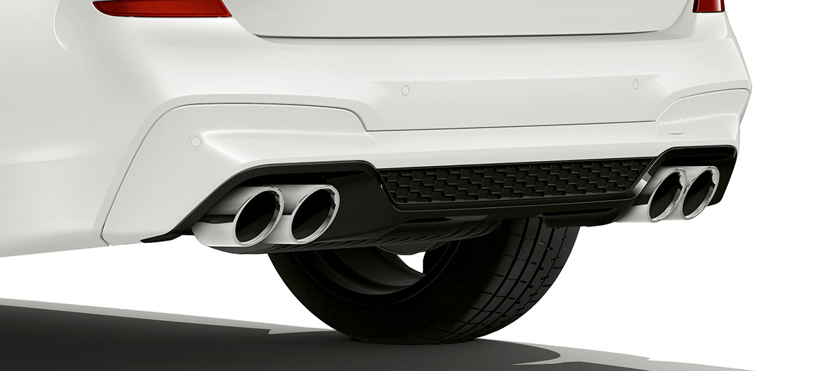 BMW X3 M, задна част с хромирани ауспухови накрайници. BMW X3 M в цвят Alpine White, екстериор, задна част с хромирани ауспухови накрайници.