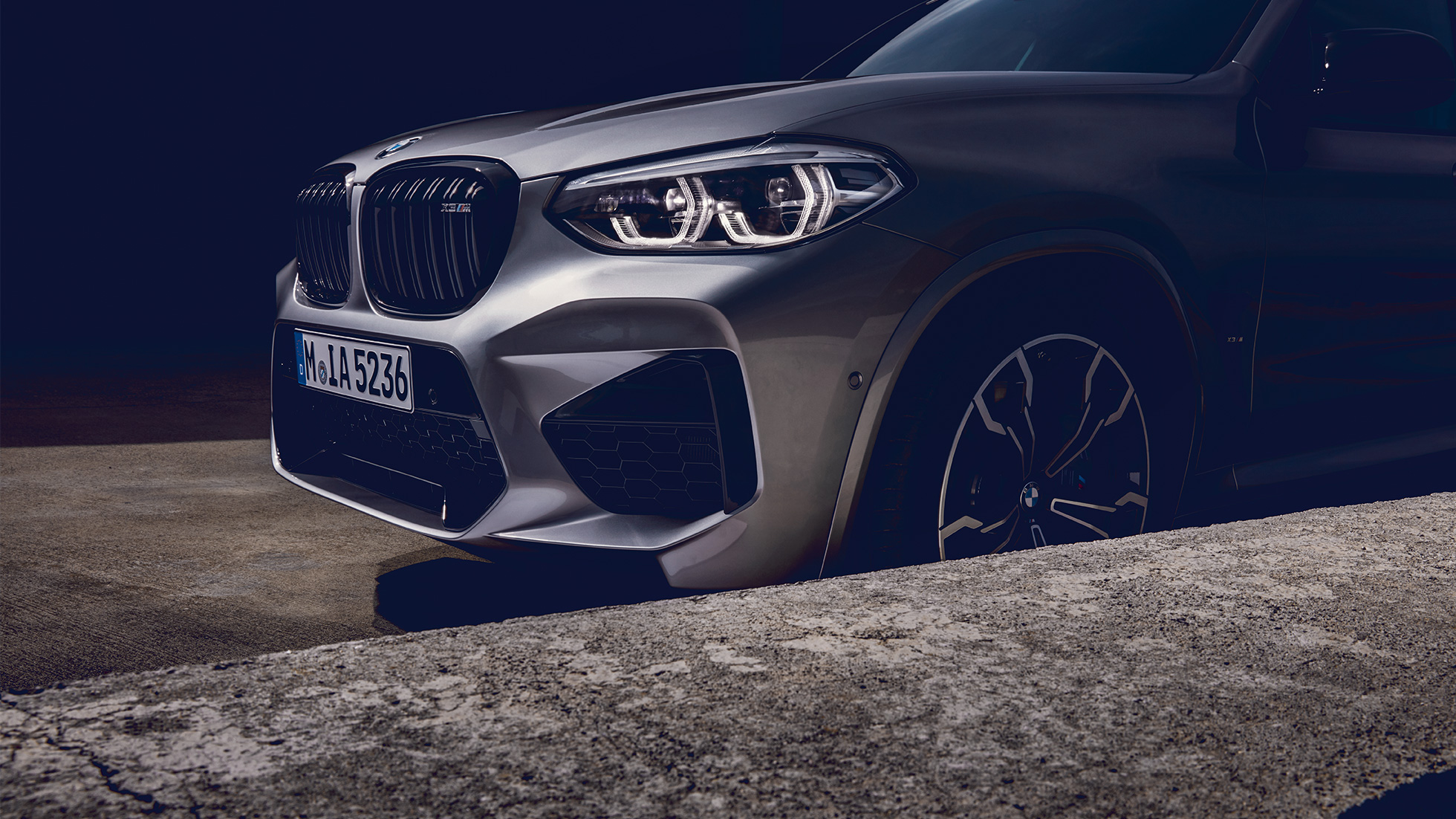 BMW X3 M Competition, страничен изглед отпред. BMW X3 M Competition в цвят Donington Grey metallic, екстериор, страничен изглед отпред.