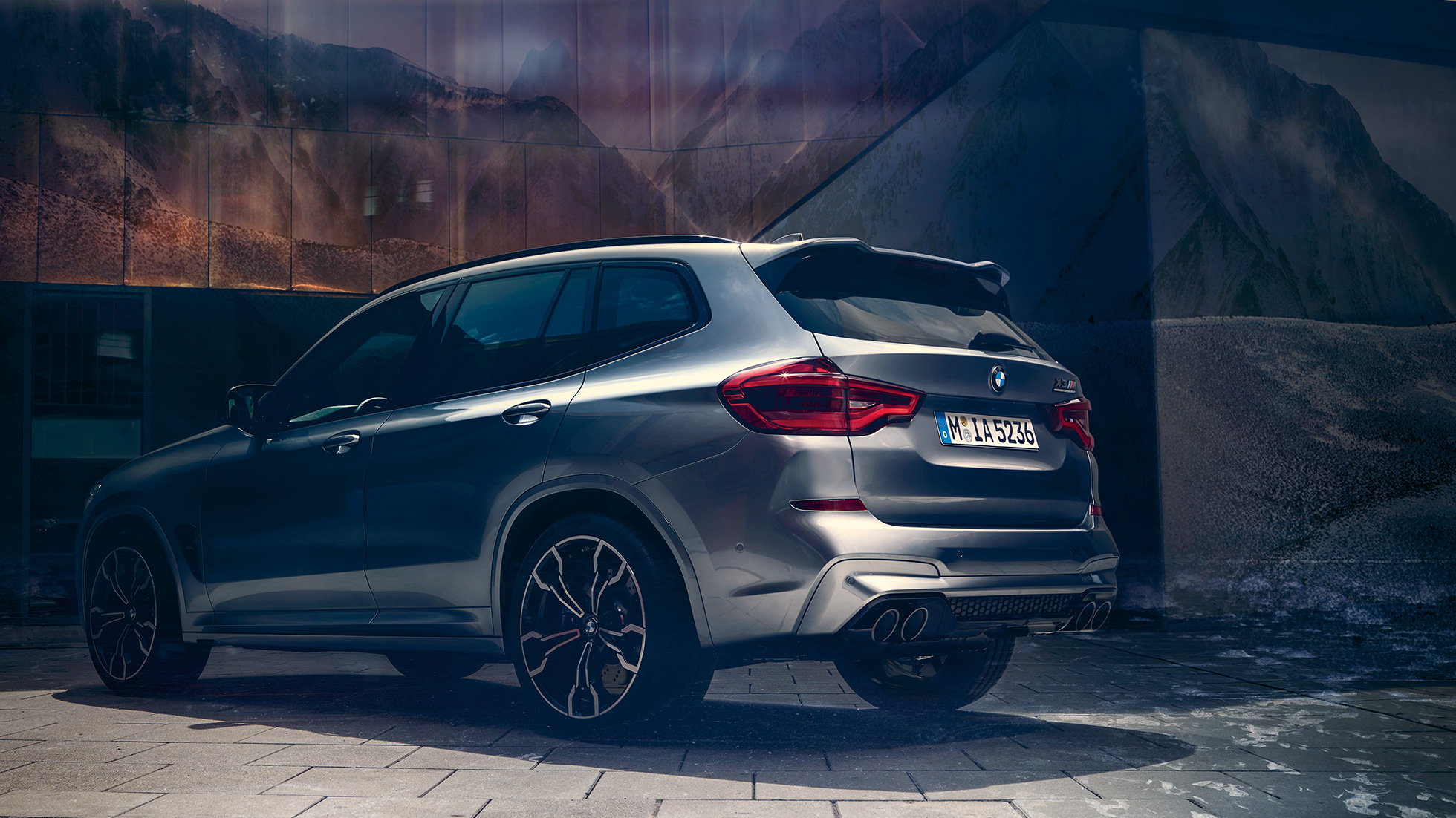 BMW X3 M Competition, страничен изглед отзад. BMW X3 M Competition в цвят Donington Grey metallic, екстериор, страничен изглед отзад.