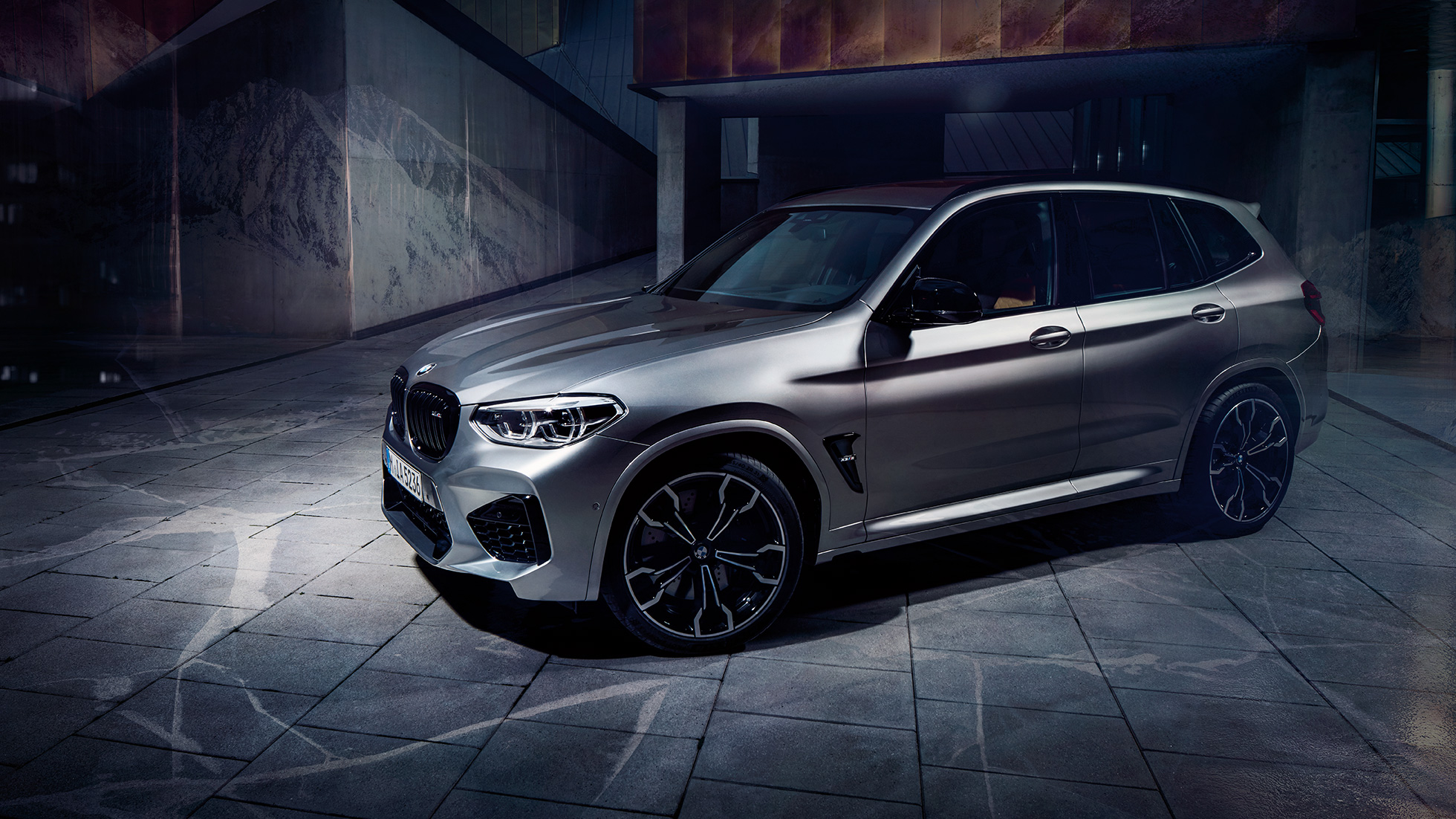 BMW X3 M Competition, изглед отстрани. BMW X3 M Competition в цвят Donington Grey metallic, изглед отстрани.