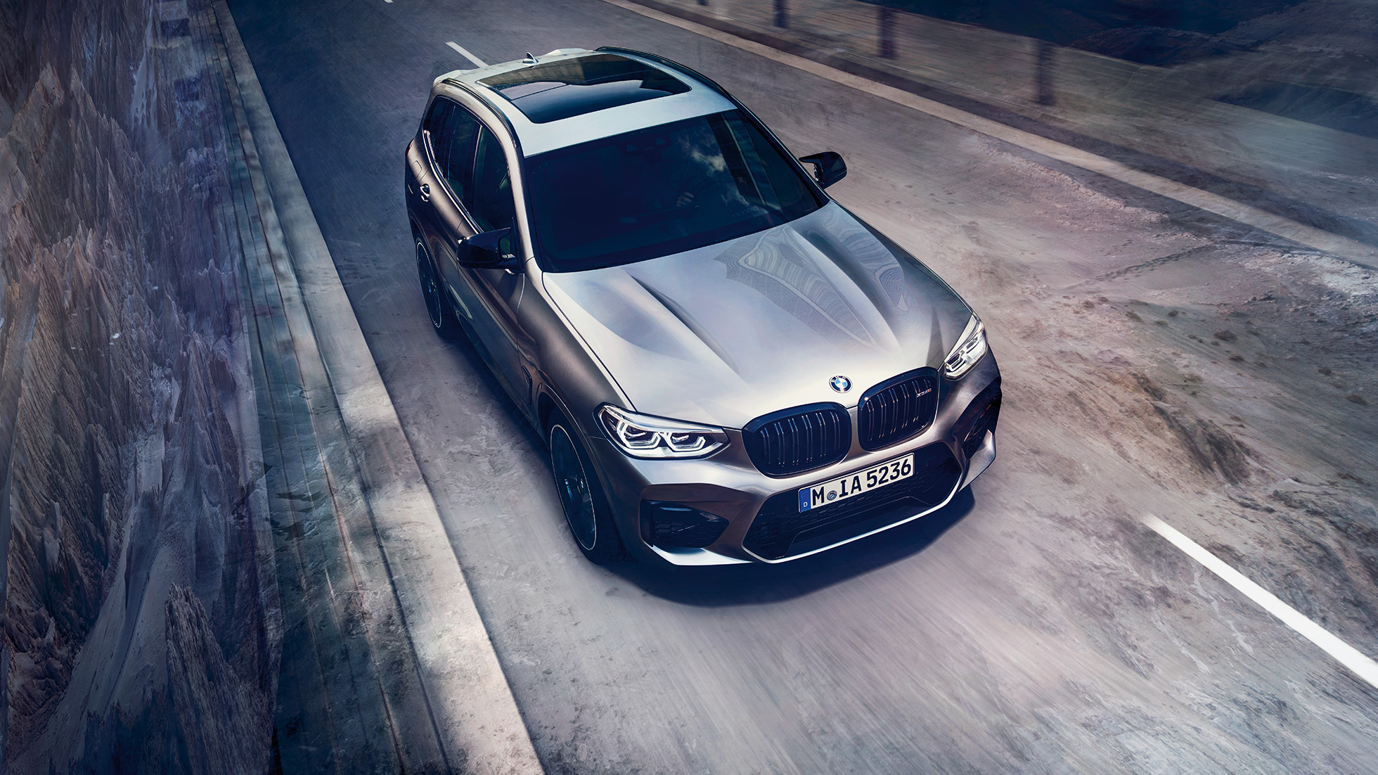 BMW X3 M Competition, изглед от „птичи поглед“ BMW X3 M Competition в цвят Donington Grey metallic, екстериор, изглед отпред от „птичи поглед“