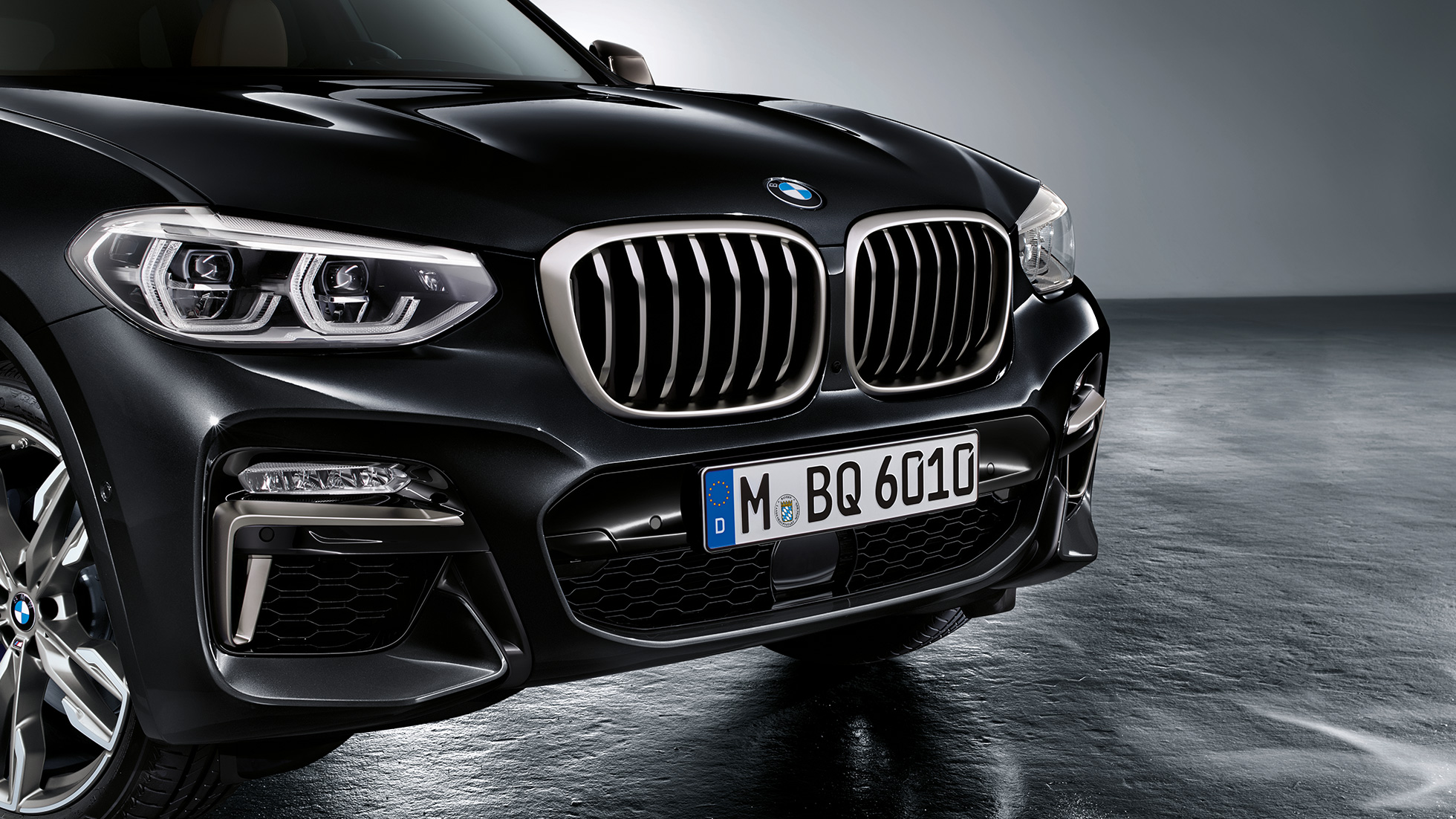 BMW X3 M40i и BMW X3 M40d, предна част. BMW X3 M40i и BMW X3 M40d в цвят Black Sapphire metallic, екстериор, предна част с дизайнерски елементи в Cerium Grey.