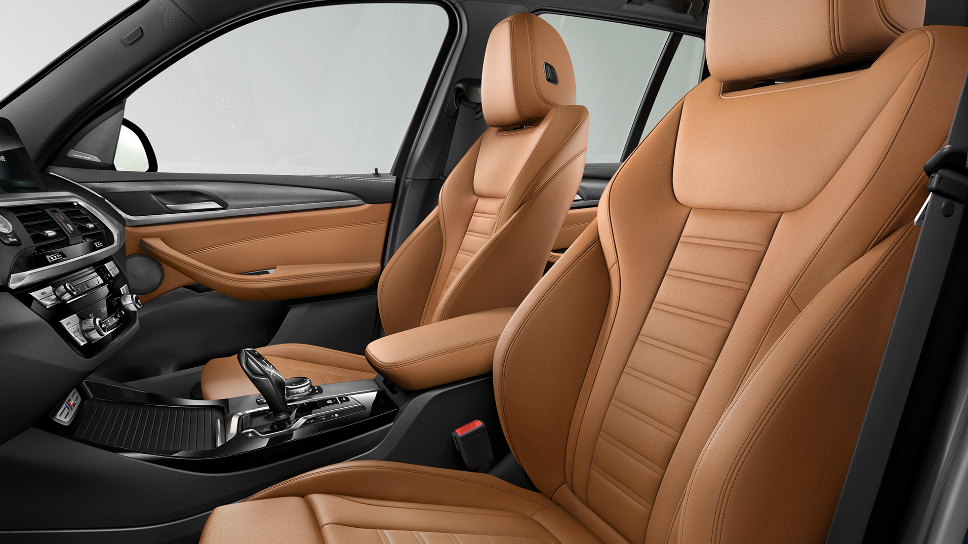 BMW X3 M40i и BMW X3 M40d, интериор. BMW X3 M40i и BMW X3 M40d, спортно-комфортен интериор със спортни седалки.
