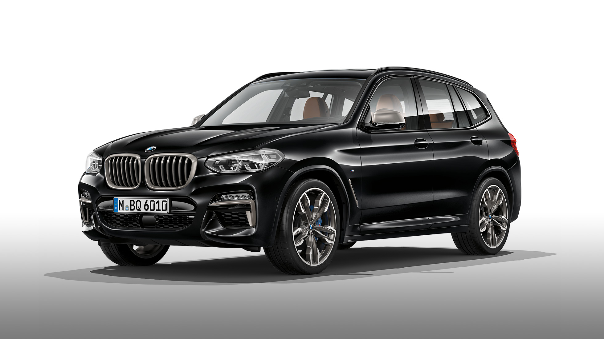 BMW X3 M40i и BMW X3 M40d, изглед острани. BMW X3 M40i и BMW X3 M40d в цвят Black Sapphire metallic, екстериор, изглед острани.