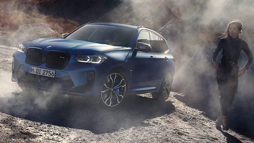 BMW X3 M Competition F97 LCI Facelift 2021 три четвърти изглед отпред в покой на каменист терен BMW X3 M Competition F97 LCI Facelift 2021 Frozen Marina Bay Blue metallic три четвърти изглед отпред в покой на каменист терен с модел
