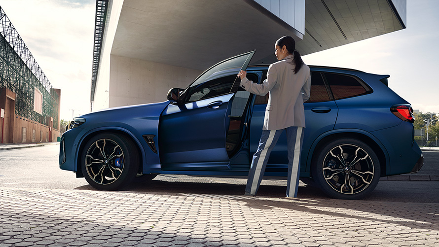 BMW X3 M Competition F97 LCI 2021 изглед отстрани с отворена врата и модел BMW X3 M Competition F97 LCI Facelift 2021 Frozen Marina Bay Blue metallic изглед отстрани в покой с отворена врата и модел