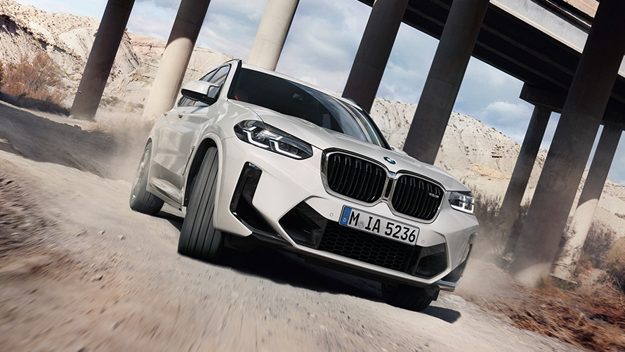 BMW X3 M F97 LCI Facelift 2021 Alpine White три четвърти изглед отпред в движение в завой