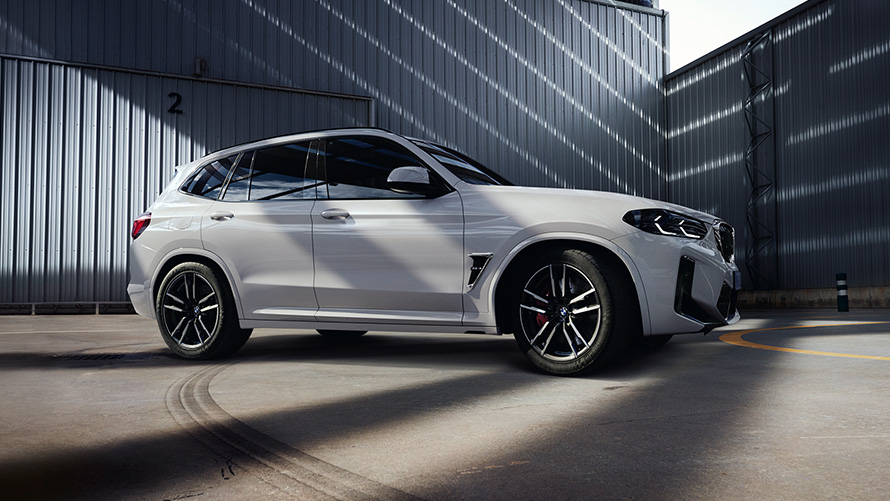 BMW Х3 М LCI Facelift 2021 Alpine White изглед отстрани в покой