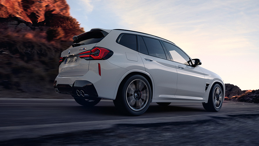 BMW X3 M F97 LCI Facelift 2021 Alpine White страничен изглед отзад от ниска гледна точка