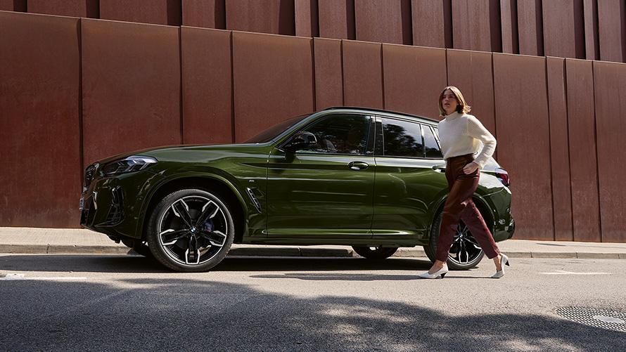 BMW X3 M40i G01 LCI Facelift 2021 Malachite Green metallic изглед отстрани с модел