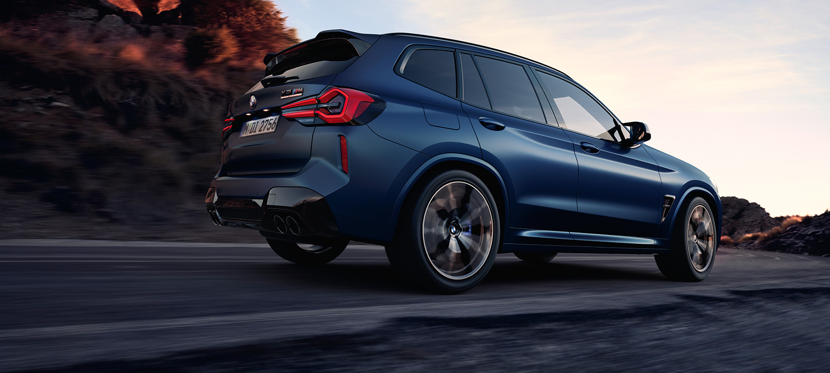 BMW X3 M Competition F97 LCI Facelift 2021 три четвърти изглед отзад от ниска гледна точка BMW X3 M Competition F97 LCI Facelift 2021 Frozen Marina Bay Blue metallic в движение три четвърти изглед отзад от ниска гледна точка