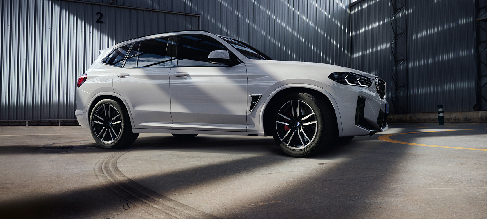 BMW Х3 М LCI Facelift 2021 три четвърти изглед отстрани BMW Х3 М LCI Facelift 2021 Alpine White три четвърти изглед отстрани
