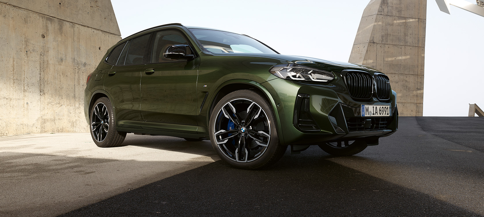 BMW X3 M40i G01 LCI Facelift 2021 три четвърти изглед отпред в покой BMW X3 M40i G01 LCI Facelift 2021 Malachite Green metallic три четвърти изглед отпред в покой
