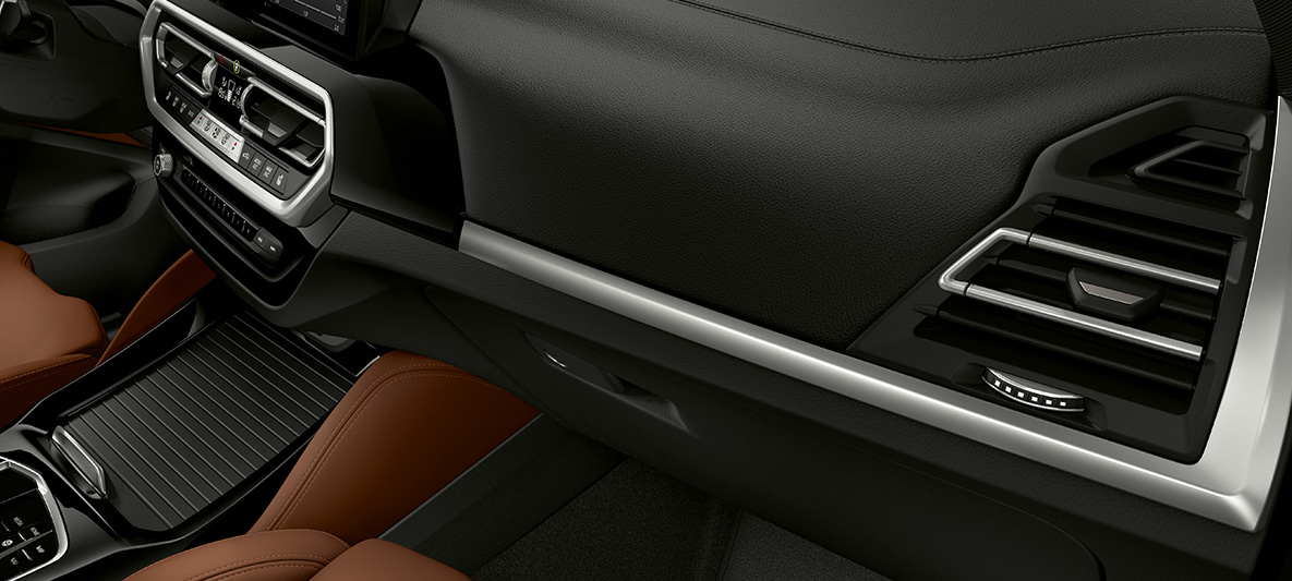 Интериорни лайстни BMW Individual BMW X3 M F97 LCI Facelift 2021 Интериорни лайстни BMW Individual Piano finish Black на арматурното табло BMW X3 M F97 LCI Facelift 2021