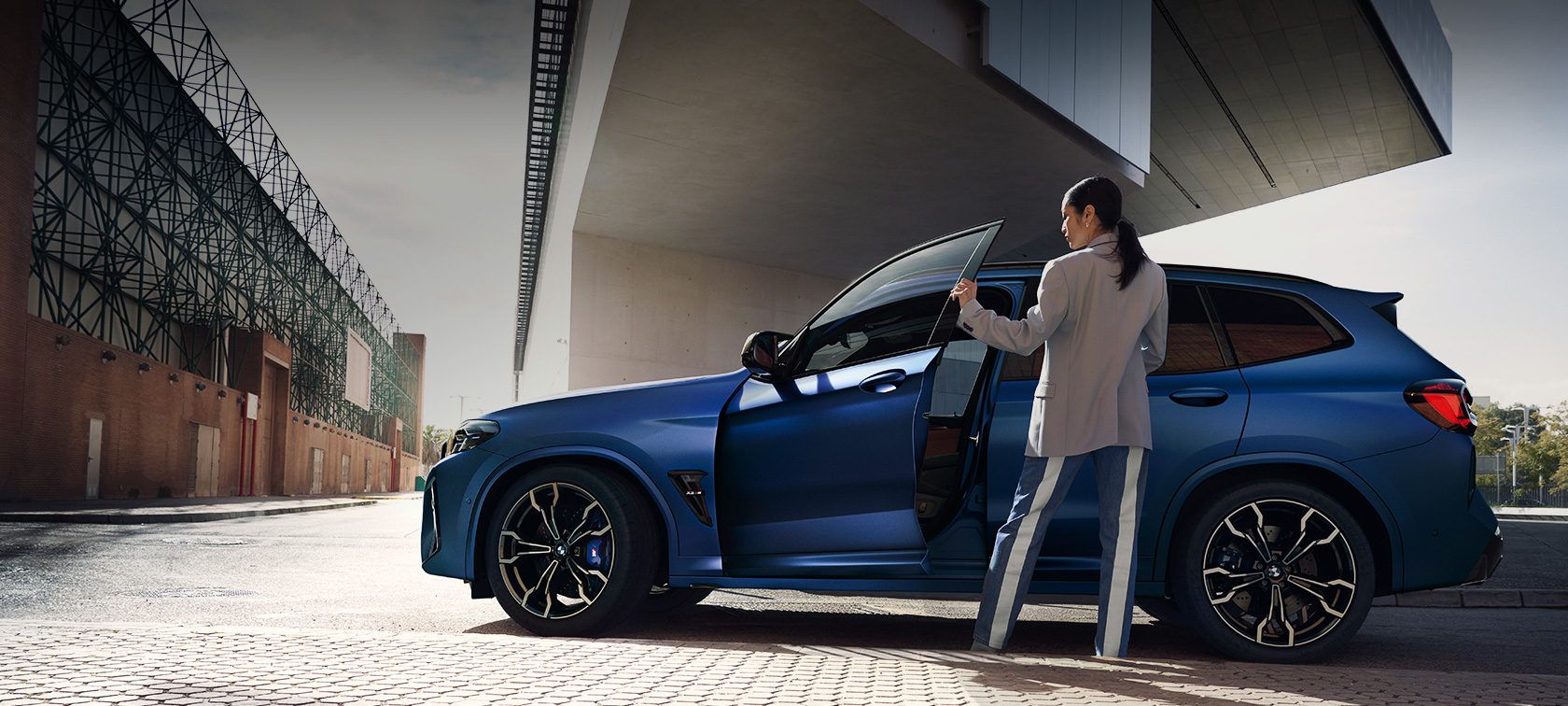 BMW X3 M Competition F97 LCI Facelift 2021 изглед отстрани в покой BMW X3 M Competition F97 LCI Facelift 2021 BMW Individual Frozen Portimao Blau metallic изглед отстрани в покой с отворена врата и модел