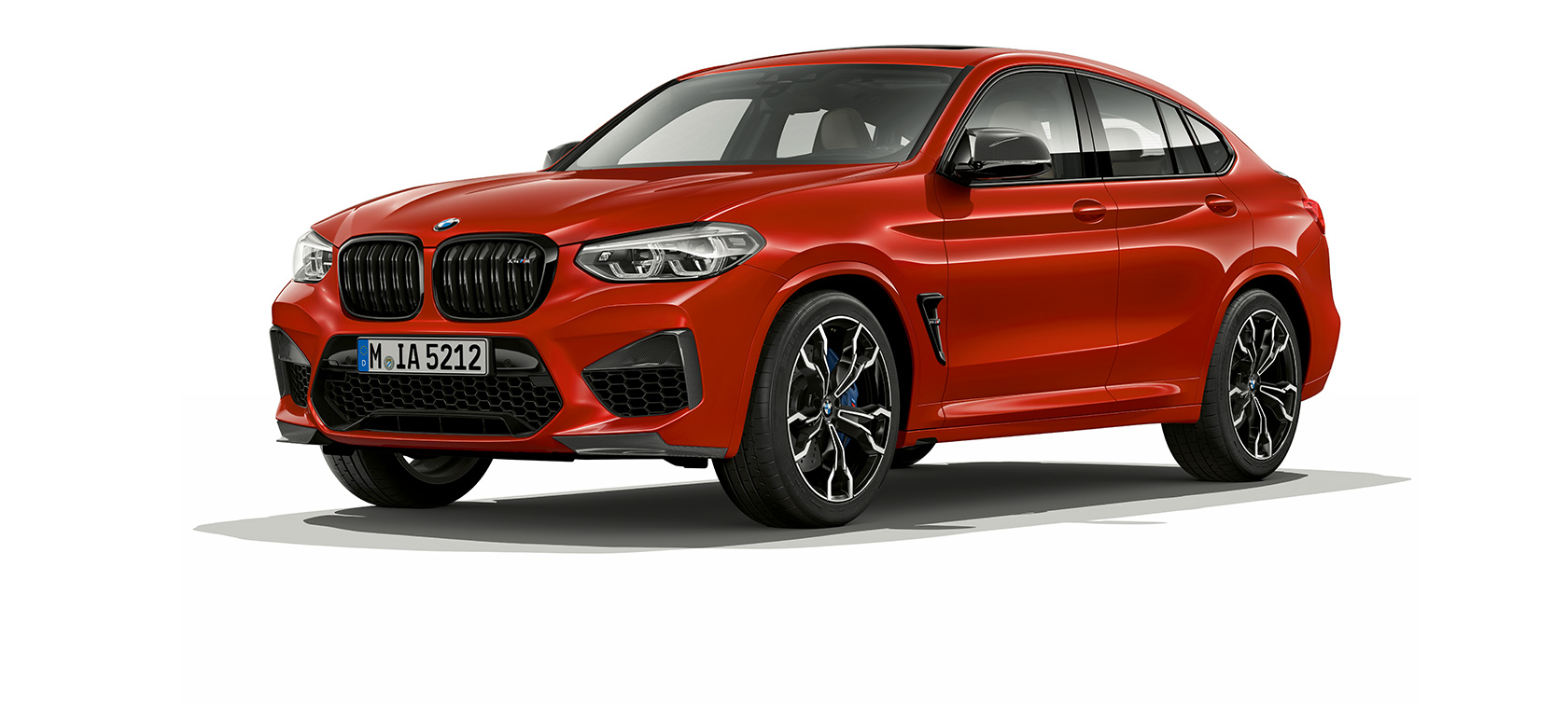 BMW X4 M Competition, три четвърти изглед отстрани. BMW X4 M Competition в цвят Toronto Red metallic, екстериор, три четвърти изглед отстрани.