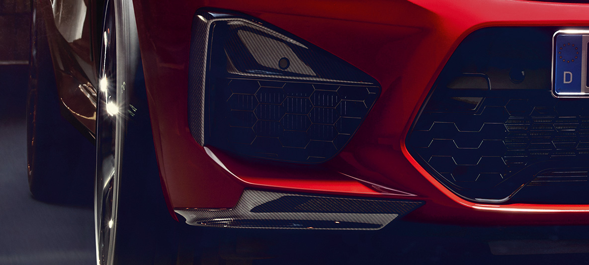BMW X4 M Competition, лайстни на външните въздухозаборници и Aeroblades от карбон. BMW X4 M Competition в цвят Toronto Rot metallic, екстериор, М карбон екстериорен пакет, лайстни на външните въздухозаборници и Aeroblades от карбон.