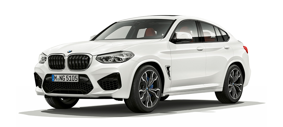 BMW X4 M, три четвърти изглед отстрани. BMW X4 M в цвят Alpine White, екстериор, три четвърти изглед отстрани.
